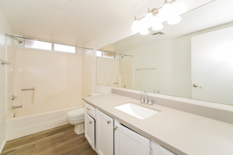 2,085/Mo, 8045 W Larkspur Dr Peoria, AZ 85381 Bathroom View