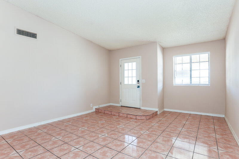 2,075/Mo, 8516 W Roma Ave Phoenix, AZ 85037 Living Room View 2