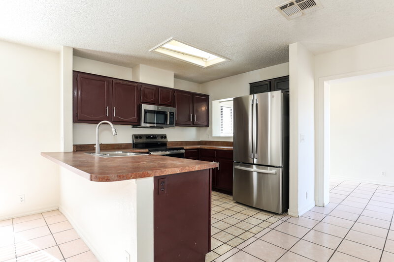 2,075/Mo, 8516 W Roma Ave Phoenix, AZ 85037 Kitchen View