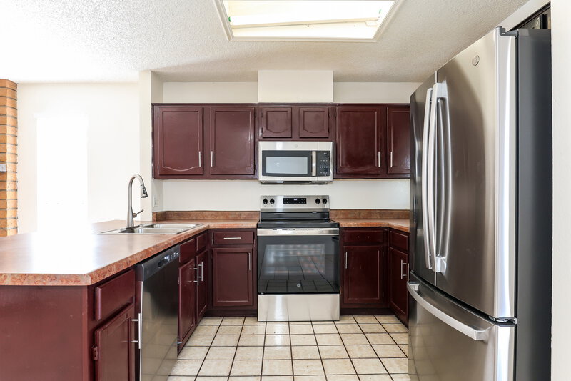 2,075/Mo, 8516 W Roma Ave Phoenix, AZ 85037 Kitchen View 2