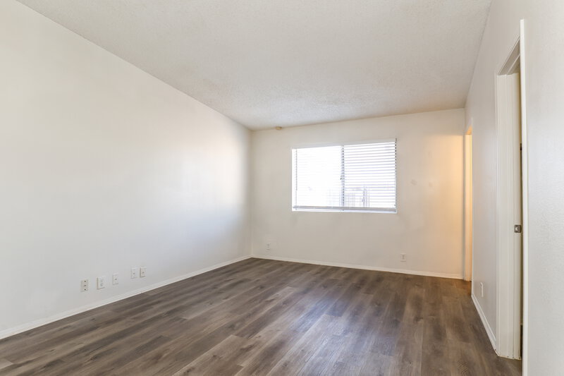 2,075/Mo, 8516 W Roma Ave Phoenix, AZ 85037 Main Bedroom View