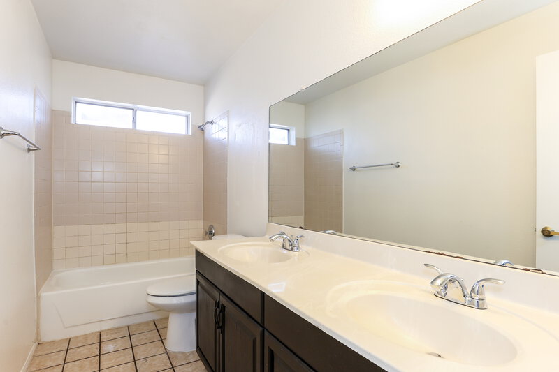 2,075/Mo, 8516 W Roma Ave Phoenix, AZ 85037 Main Bathroom View