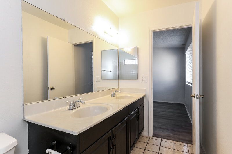 2,075/Mo, 8516 W Roma Ave Phoenix, AZ 85037 Main Bathroom View 2