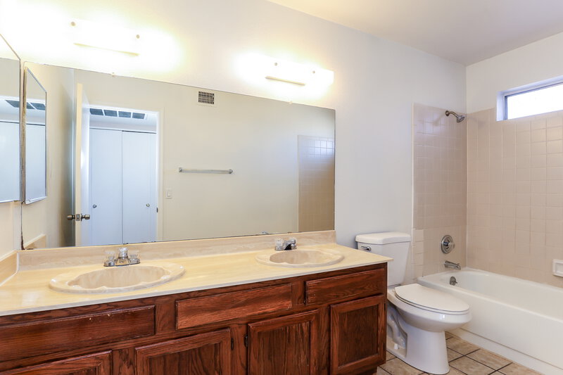 2,075/Mo, 8516 W Roma Ave Phoenix, AZ 85037 Bathroom View