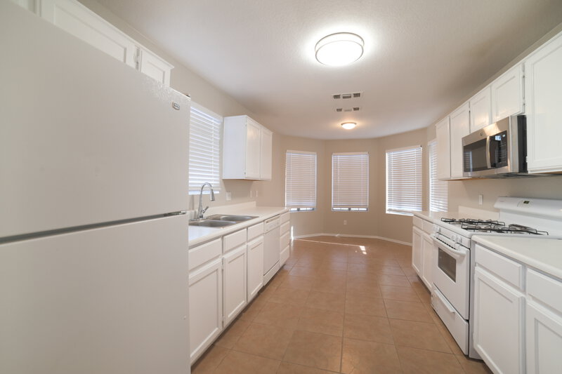 2,195/Mo, 8556 W Ocotillo Rd Glendale, AZ 85305 Kitchen View