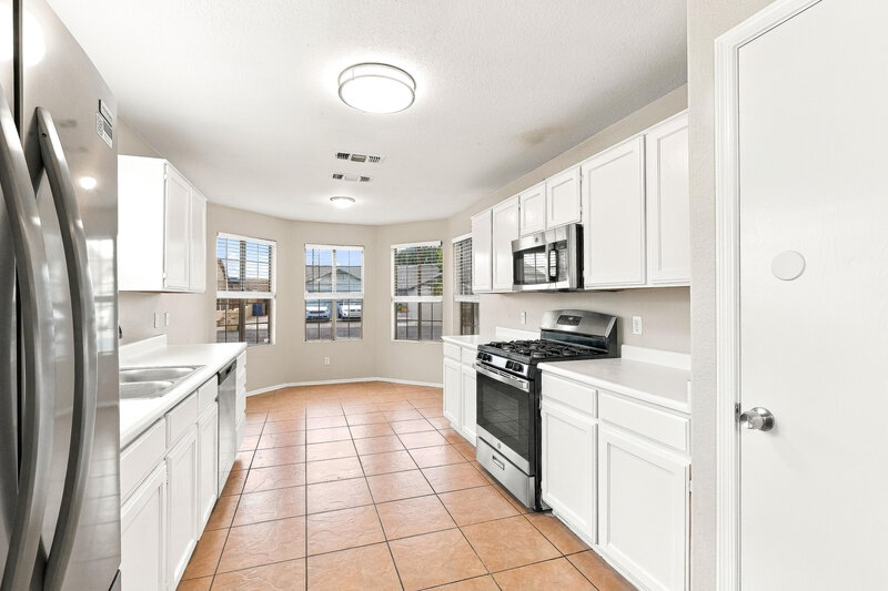 2,080/Mo, 8556 W Ocotillo Rd Glendale, AZ 85305 Kitchen View 2