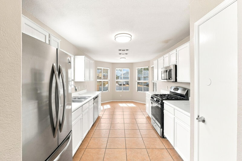 2,080/Mo, 8556 W Ocotillo Rd Glendale, AZ 85305 Kitchen View 3