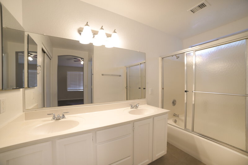 2,195/Mo, 8556 W Ocotillo Rd Glendale, AZ 85305 Main Bathroom View