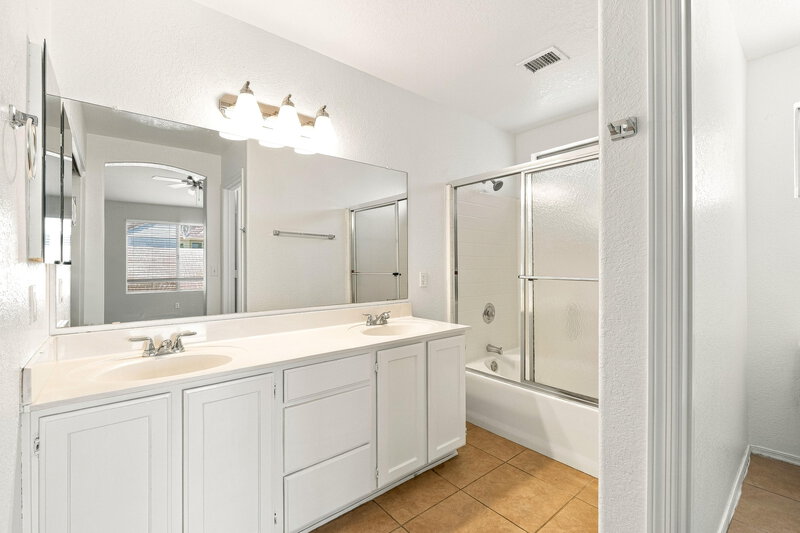 2,080/Mo, 8556 W Ocotillo Rd Glendale, AZ 85305 Primary Bathroom View