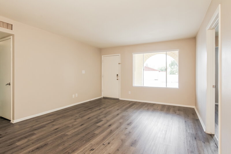 1,995/Mo, 9103 N 63rd Ln Glendale, AZ 85302 Living Room View 2