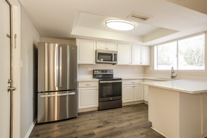 1,995/Mo, 9103 N 63rd Ln Glendale, AZ 85302 Kitchen View