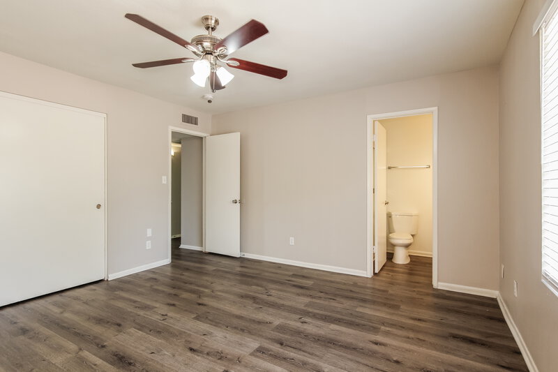 1,995/Mo, 9103 N 63rd Ln Glendale, AZ 85302 Main Bedroom View 2