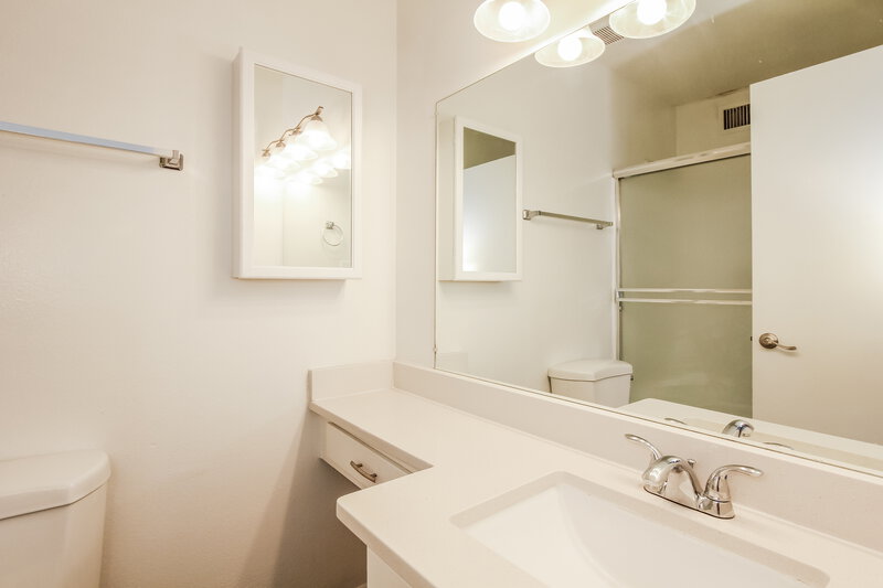 1,995/Mo, 9103 N 63rd Ln Glendale, AZ 85302 Main Bathroom View