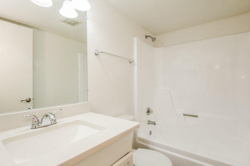 1,995/Mo, 9103 N 63rd Ln Glendale, AZ 85302 Bathroom View