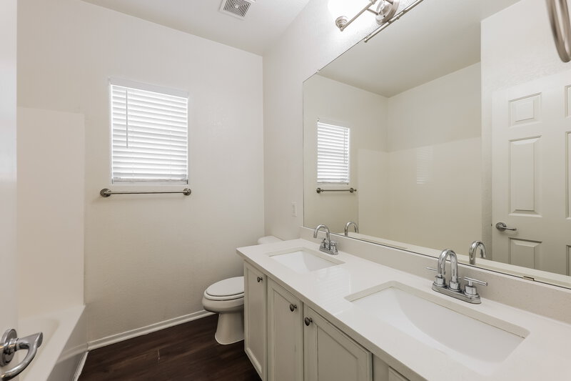 2,660/Mo, 11729 W Grant St Avondale, AZ 85323 Bathroom View