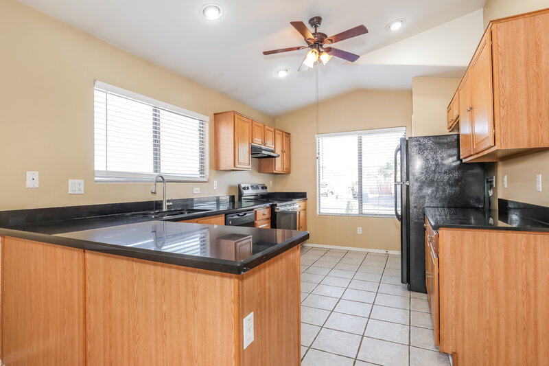 2,095/Mo, 2213 W Saint Charles Ave Phoenix, AZ 85041 Kitchen View