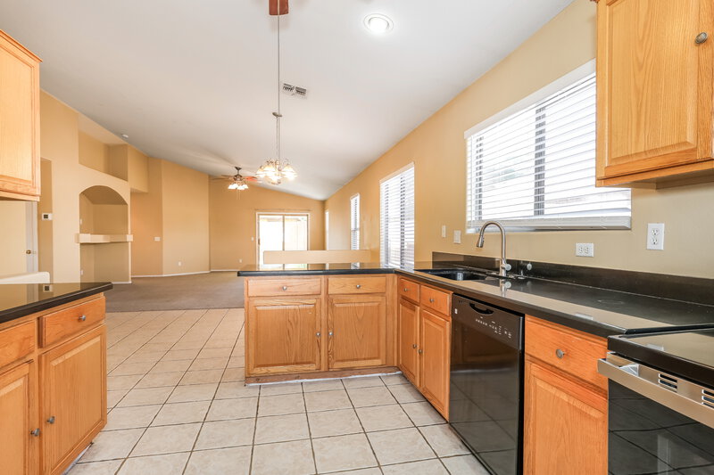 2,095/Mo, 2213 W Saint Charles Ave Phoenix, AZ 85041 Kitchen View 2