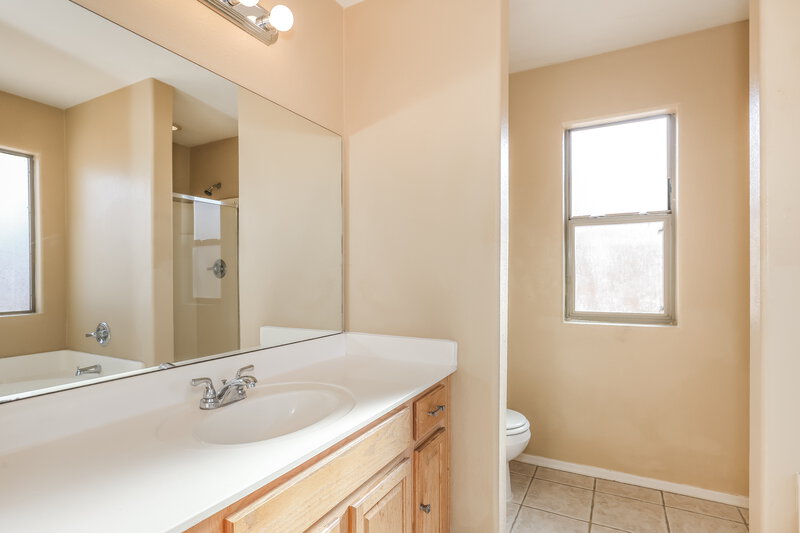 2,095/Mo, 2213 W Saint Charles Ave Phoenix, AZ 85041 Main Bathroom View