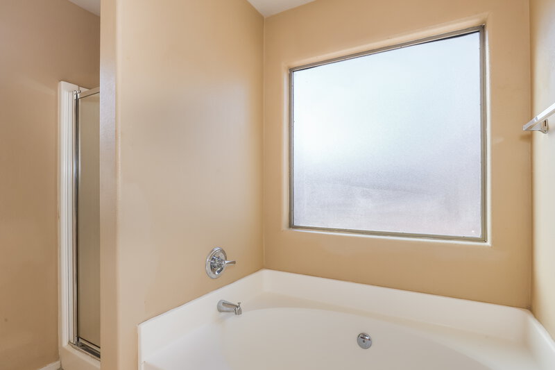 2,095/Mo, 2213 W Saint Charles Ave Phoenix, AZ 85041 Main Bathroom View 2