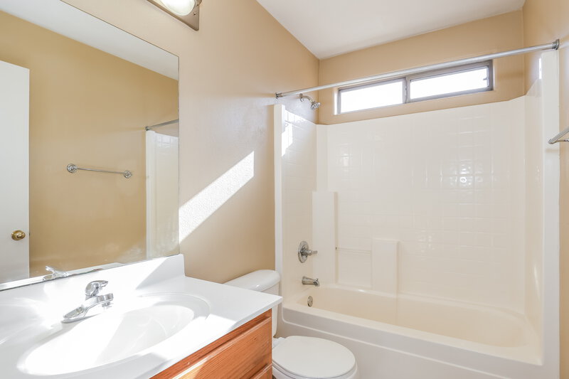2,095/Mo, 2213 W Saint Charles Ave Phoenix, AZ 85041 Bathroom View
