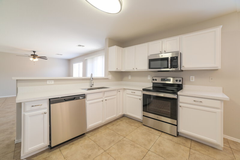 2,410/Mo, 5709 S 34th Ave Phoenix, AZ 85041 Living Room View