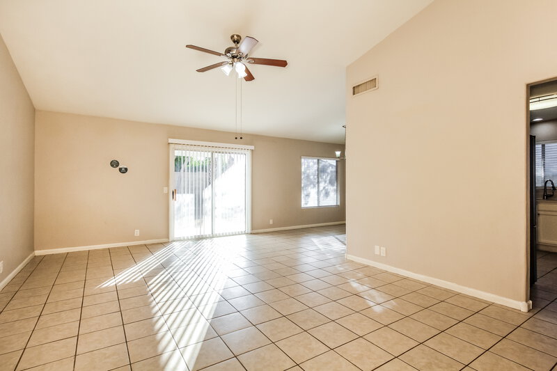 2,105/Mo, 6157 N 87th Ln Glendale, AZ 85305 Living Room View