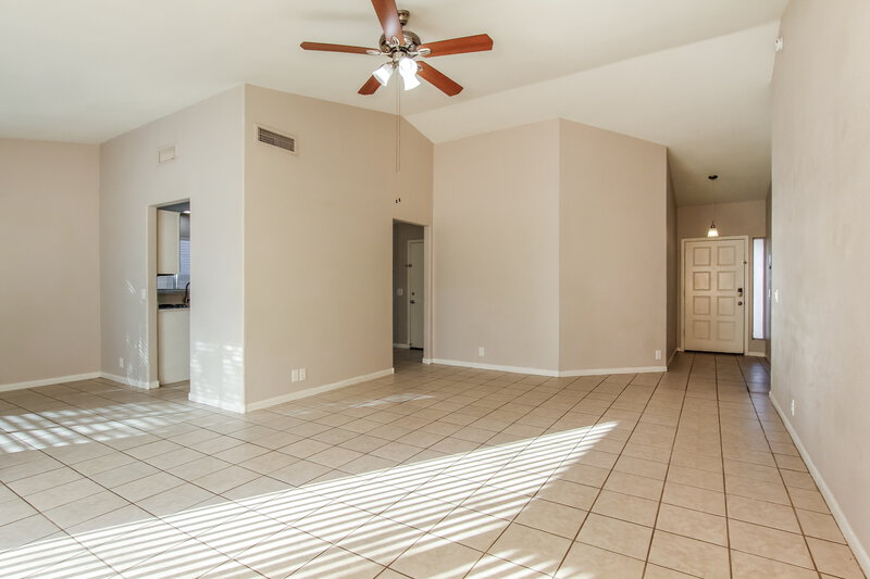 2,105/Mo, 6157 N 87th Ln Glendale, AZ 85305 Living Room View 2