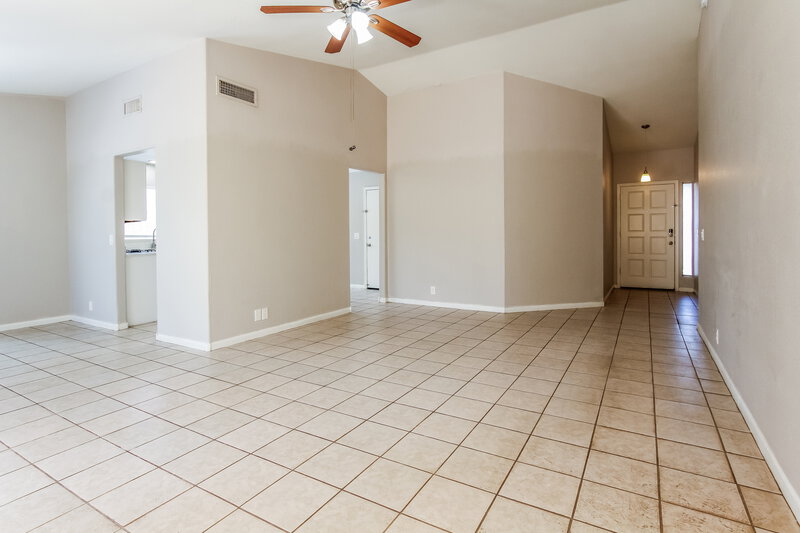 2,095/Mo, 6157 N 87th Ln Glendale, AZ 85305 Living Room View 2