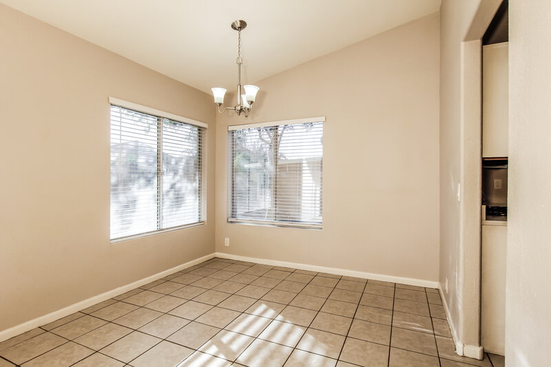 2,105/Mo, 6157 N 87th Ln Glendale, AZ 85305 Dining Room View