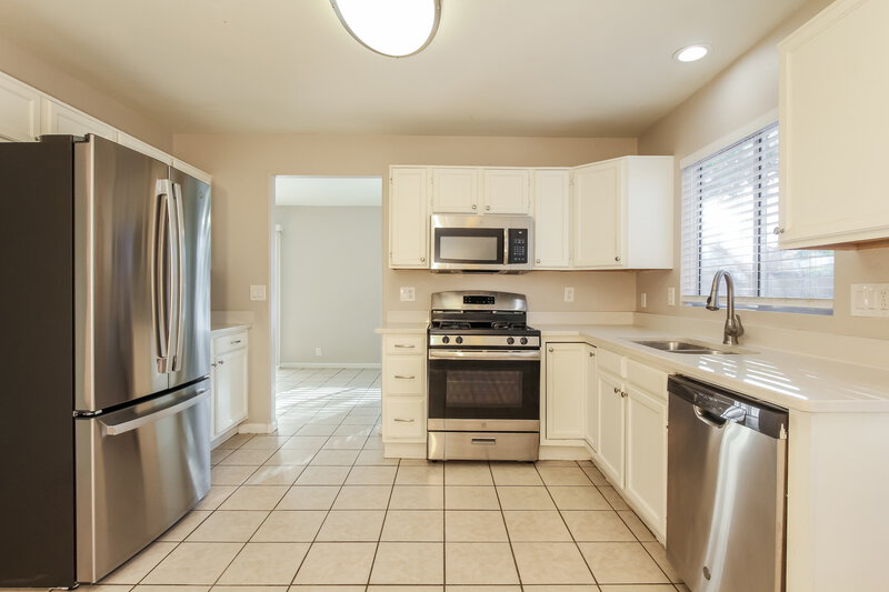 2,105/Mo, 6157 N 87th Ln Glendale, AZ 85305 Kitchen View