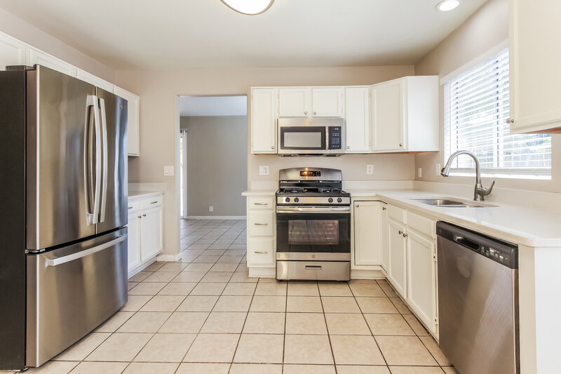 2,095/Mo, 6157 N 87th Ln Glendale, AZ 85305 Kitchen View