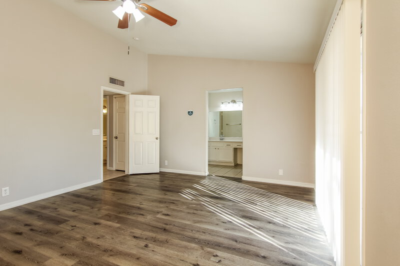 2,105/Mo, 6157 N 87th Ln Glendale, AZ 85305 Main Bedroom View