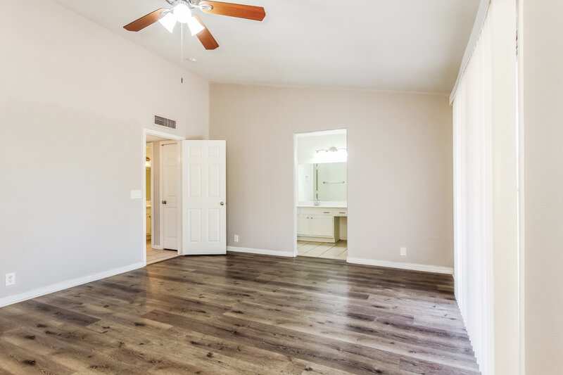 2,095/Mo, 6157 N 87th Ln Glendale, AZ 85305 Main Bedroom View 2