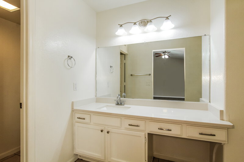 2,105/Mo, 6157 N 87th Ln Glendale, AZ 85305 Main Bathroom View