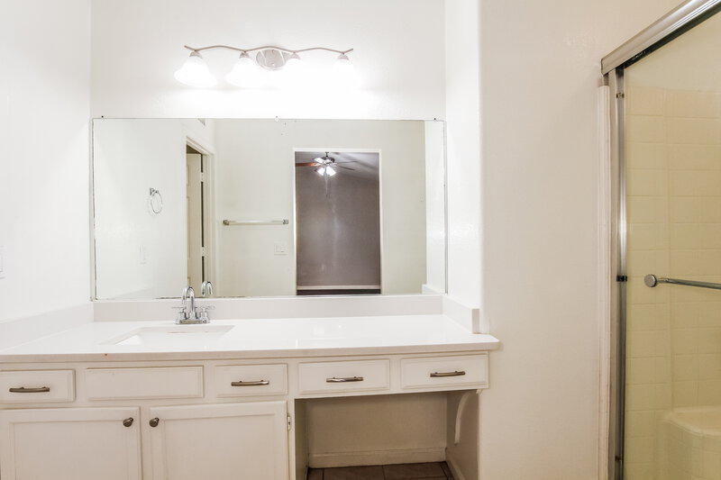 2,095/Mo, 6157 N 87th Ln Glendale, AZ 85305 Main Bathroom View