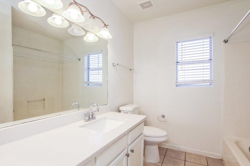 2,095/Mo, 6157 N 87th Ln Glendale, AZ 85305 Main Bathroom View 2