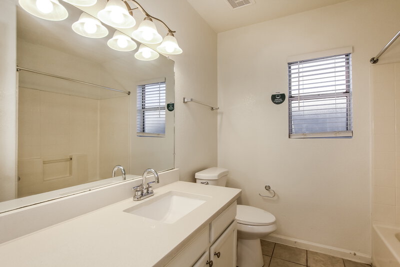 2,105/Mo, 6157 N 87th Ln Glendale, AZ 85305 Bathroom View