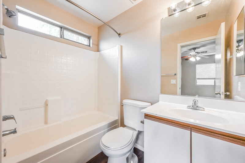 1,635/Mo, 15029 W Calavar Rd Surprise, AZ 85379 Main Bathroom View 2