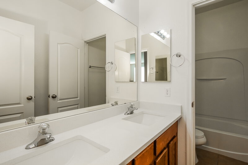 2,995/Mo, 7114 S 68th Gln Laveen, AZ 85339 Bathroom View