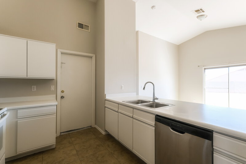 1,795/Mo, 9015 W Roanoke Ave Phoenix, AZ 85037 Kitchen View 2