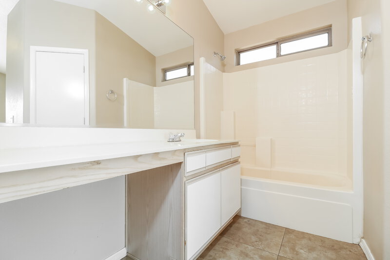 3,190/Mo, 9015 W Roanoke Ave Phoenix, AZ 85037 Main Bathroom View