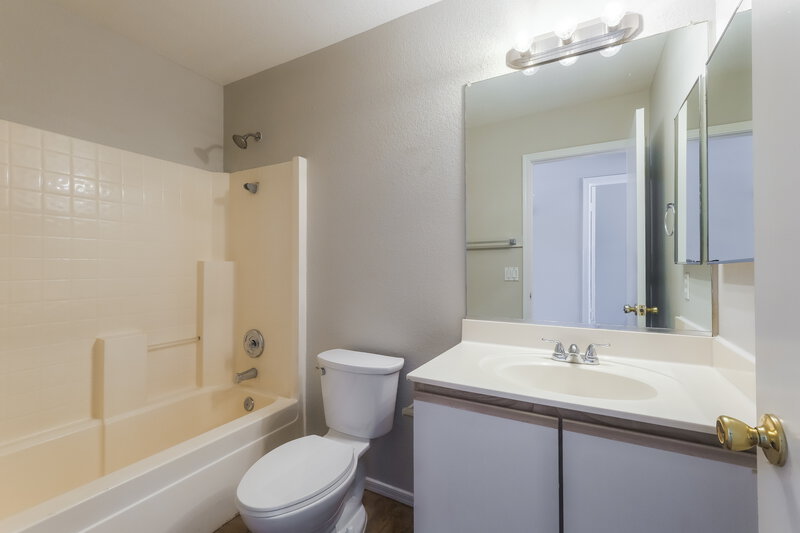 1,795/Mo, 9015 W Roanoke Ave Phoenix, AZ 85037 Bathroom View