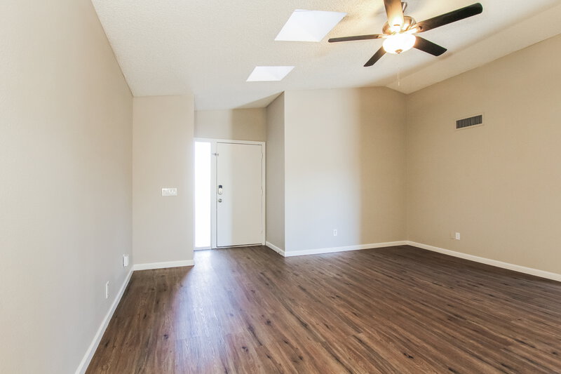 2,390/Mo, 11175 N 82nd Ln Peoria, AZ 85345 Living Room View 2