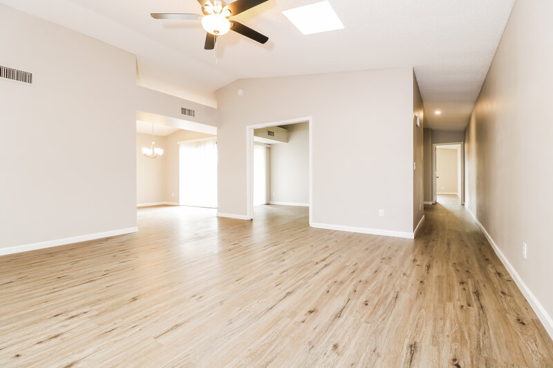 2,440/Mo, 11175 N 82nd Ln Peoria, AZ 85345 Living Room View 2