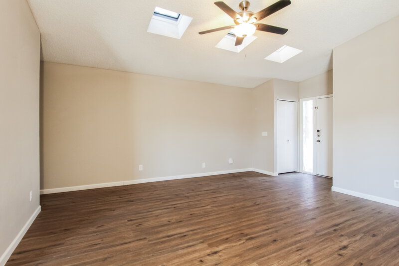 2,390/Mo, 11175 N 82nd Ln Peoria, AZ 85345 Living Room View 3