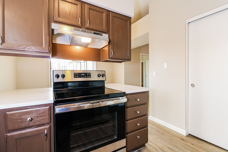 2,440/Mo, 11175 N 82nd Ln Peoria, AZ 85345 Kitchen View 2