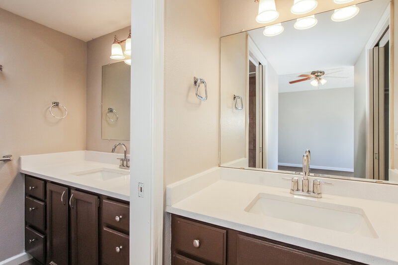 2,390/Mo, 11175 N 82nd Ln Peoria, AZ 85345 Main Bathroom View