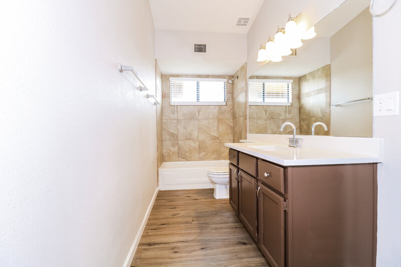 2,440/Mo, 11175 N 82nd Ln Peoria, AZ 85345 Bathroom View