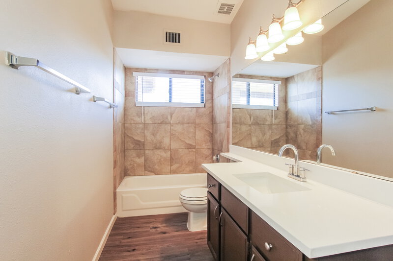 2,390/Mo, 11175 N 82nd Ln Peoria, AZ 85345 Bathroom View