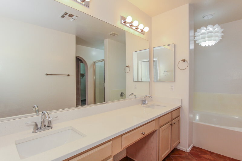 2,355/Mo, 3719 E Inverness Ave Unit 24 Mesa, AZ 85206 Main Bathroom View